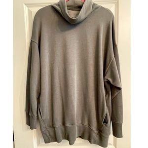 Large Aerie tunic sweatshirt. In good condition! Runs oversized.